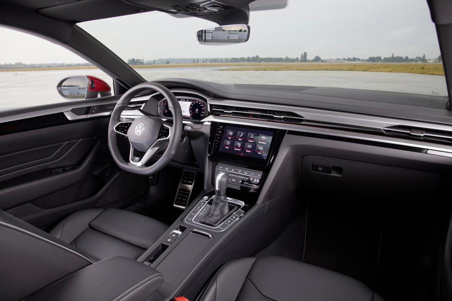 Торпедо Volkswagen Arteon R-Line 2020 года  (WW) (фото 16 из 47)